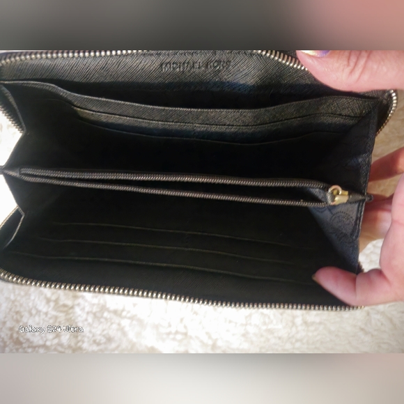Michael Kors Zip Wallet EUC - Picture 3 of 6